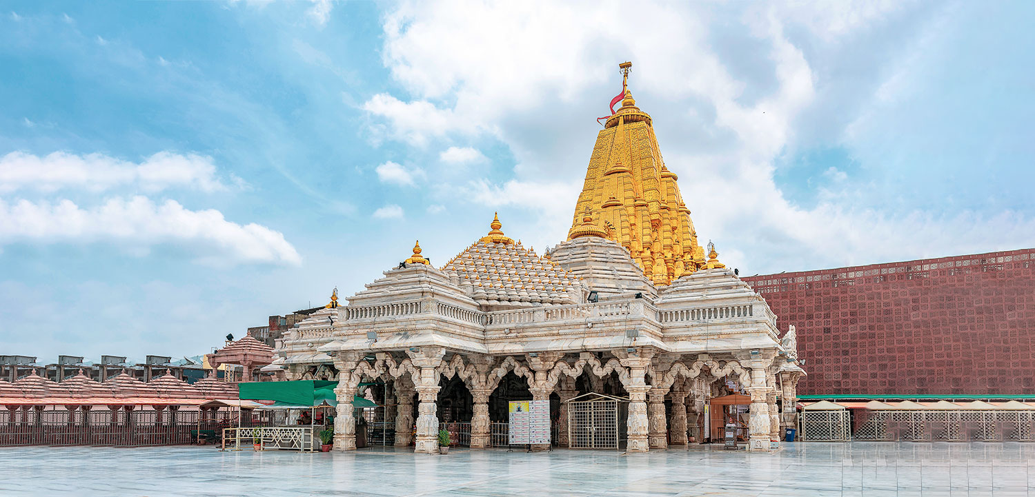 ચૈત્રી નવરાત્રીના પ્રથમ દિવસે અંબાજી મંદિરમાં મંગળા આરતીમાં શ્રદ્ધાળુઓ દર્શન કરવા ઉમટી પડ્યા