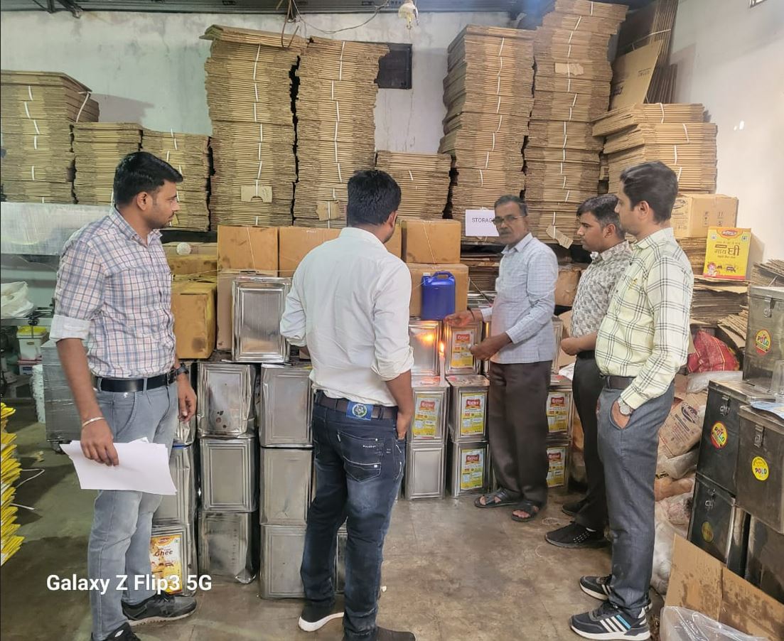 ખોરાક અને ઔષધ નિયમન તંત્રએ ખેડાના નડિયાદમાંથી 3 હજાર કિલોથી વધુ ભેળસેળયુક્ત ઘી જપ્ત કર્યું.