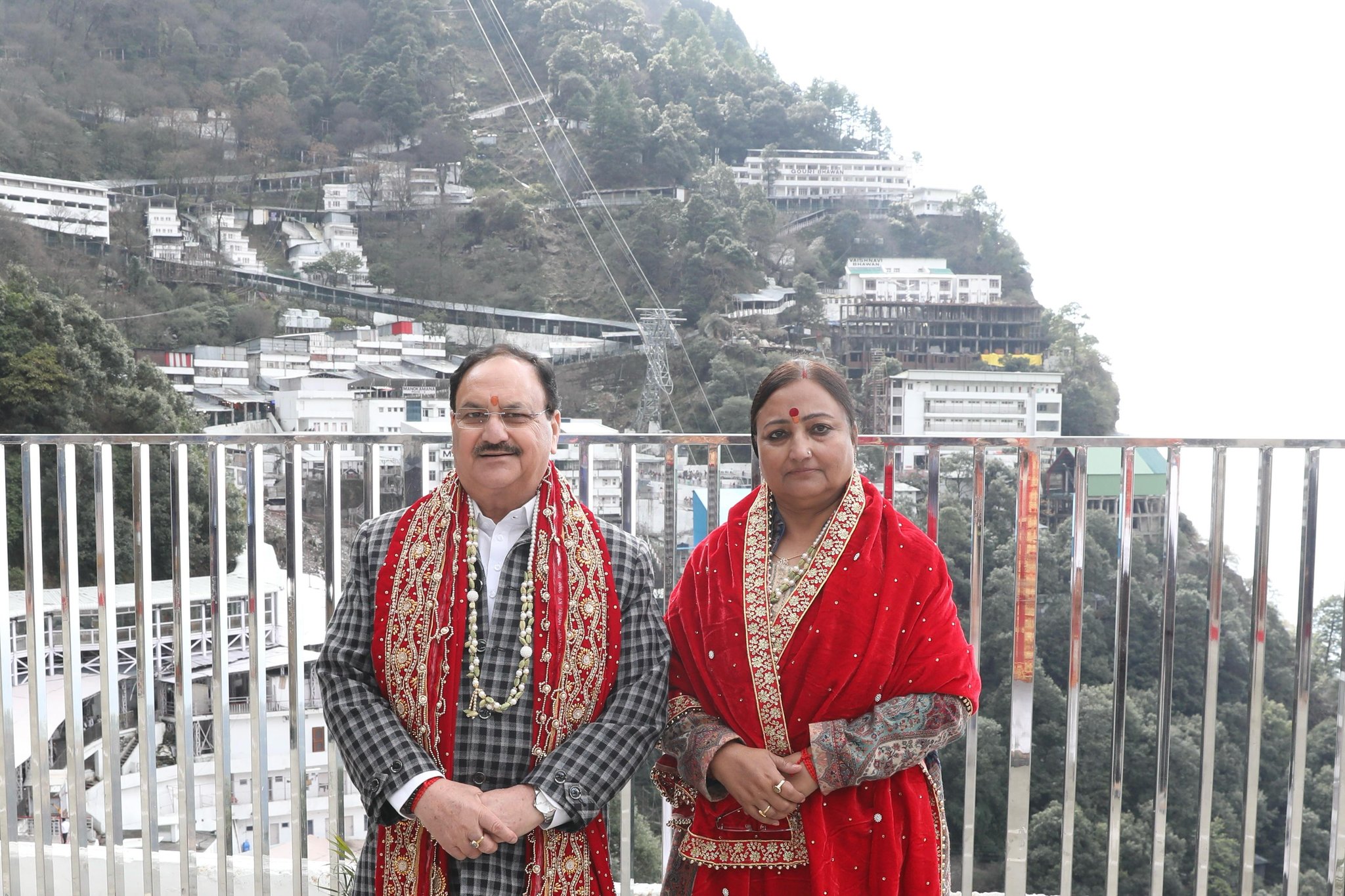 जेपी नड्डा ने माता वैष्णो देवी मंदिर का दौरा किया और गर्भगृह में पूजा-अर्चना की