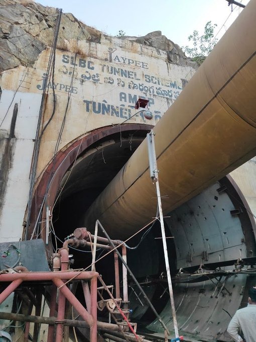 تلنگانہ میں، Sri Sailam Left Bant Canal Tunnel میں پھنسے آٹھ میں سے ایک شخص کی لاش 16 دن بعد برآمد کر لی گئی ہے۔
