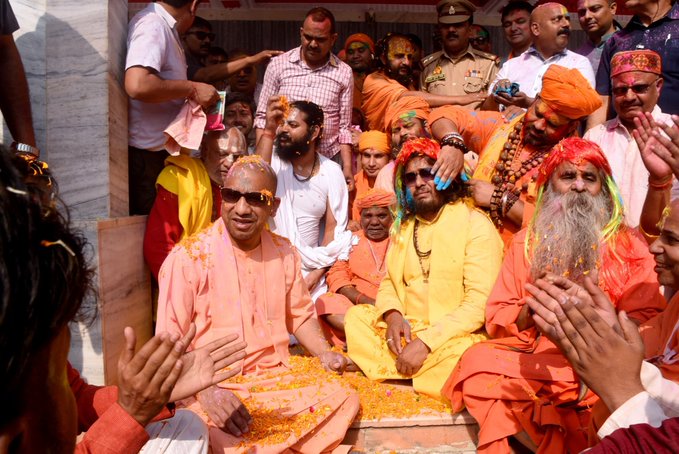 उत्तर प्रदेश: पूरे प्रदेश में हर्षोल्लास के साथ मनाई जा रही है होली, मुख्यमंत्री योगी आदित्यनाथ ने कहा कि होली एकता का संदेश देती है