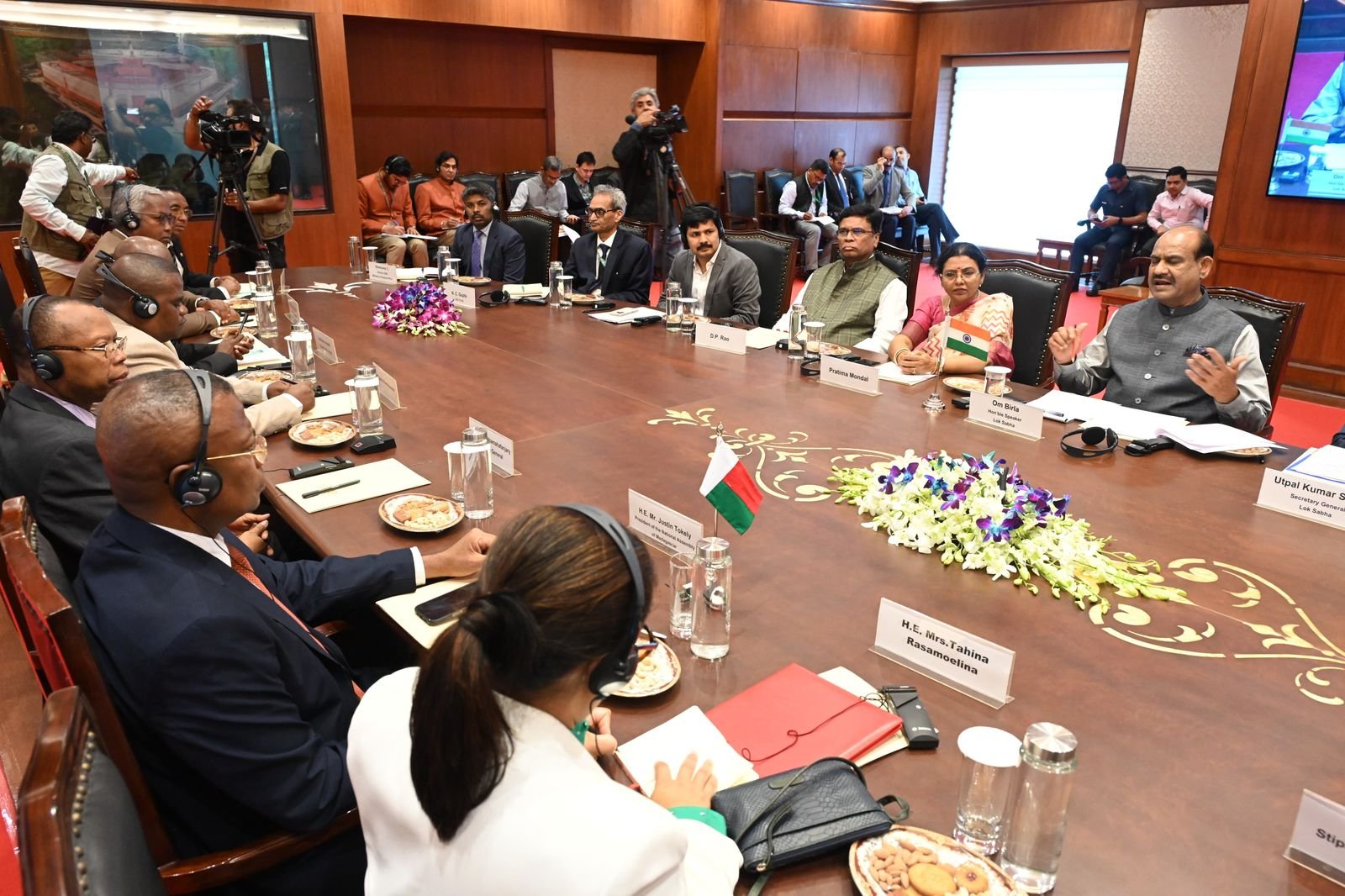 मेडागास्कर के एक प्रतिनिधिमंडल ने नई दिल्ली में संसद भवन का दौरा किया