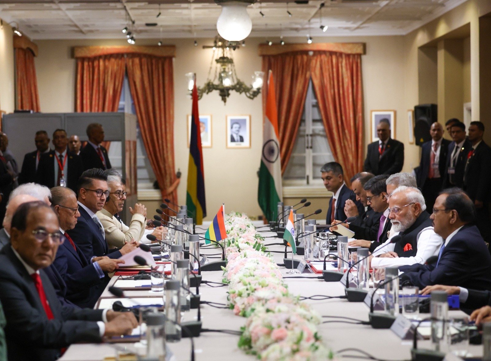 प्रधानमंत्री नरेंद्र मोदी ने मॉरीशस के प्रधानमंत्री नवीन चंद्र रामगुलाम के साथ प्रतिनिधिमंडल स्तर की वार्ता की