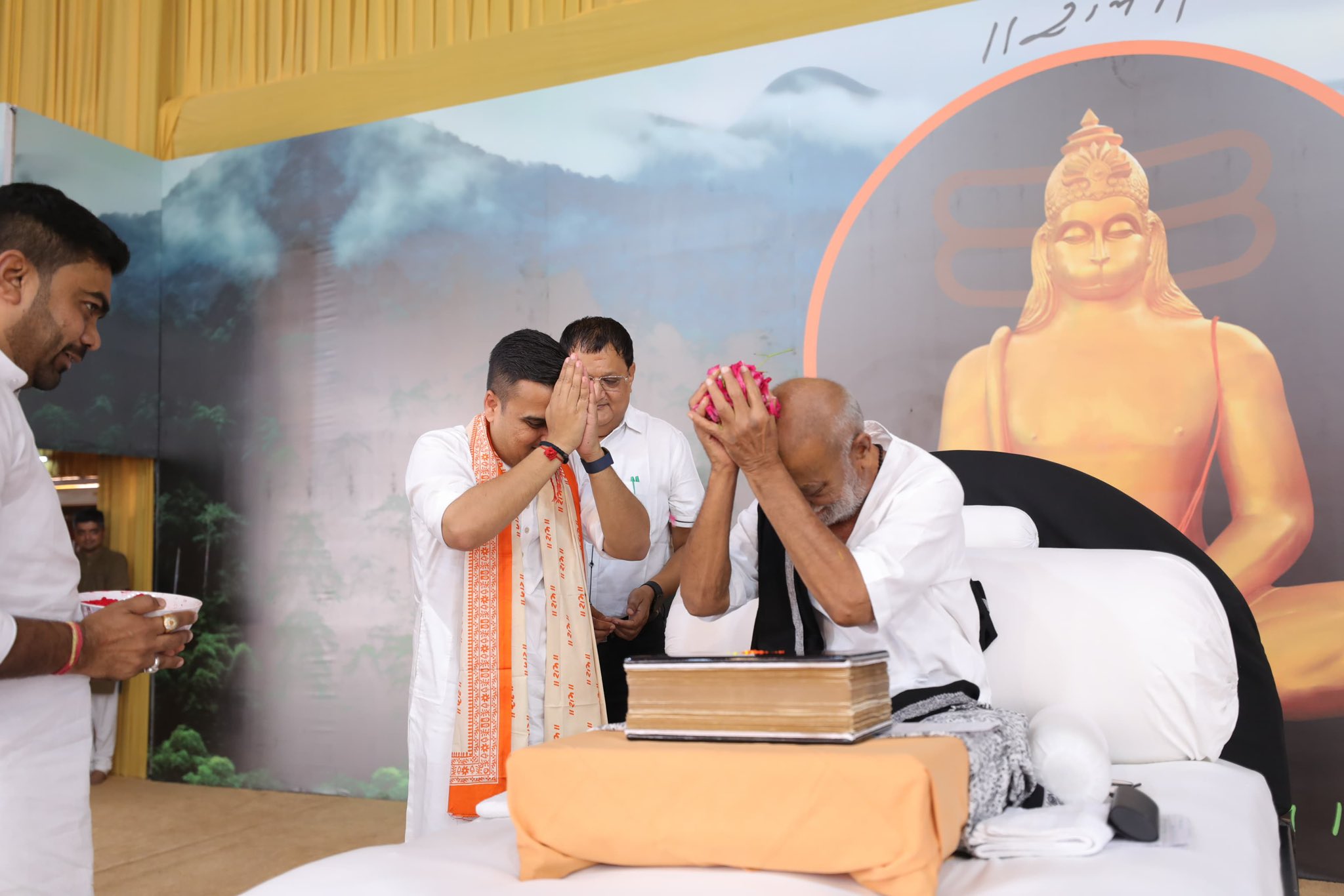 તાપીમાં મોરારિ બાપુની રામકથામાં સહભાગી થયાં ગૃહ રાજ્યમંત્રી હર્ષ સંઘવી