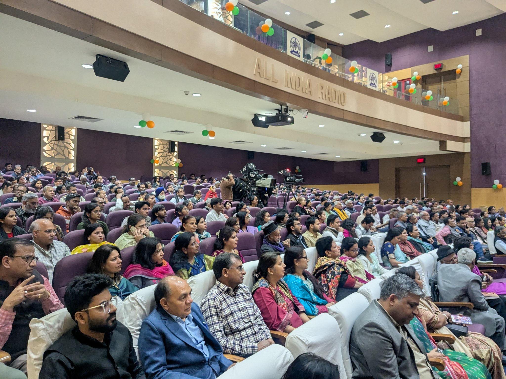 नई दिल्ली में आकाशवाणी के रंग भवन सभागार में रंग बरसे- हास्य कवि सम्मेलन जारी