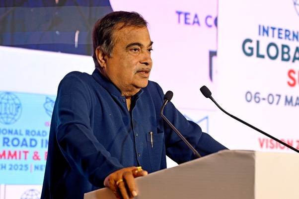 नितिन गडकरी ने सड़क सुरक्षा उपायों को तत्काल लागू करने की आवश्यकता पर बल दिया