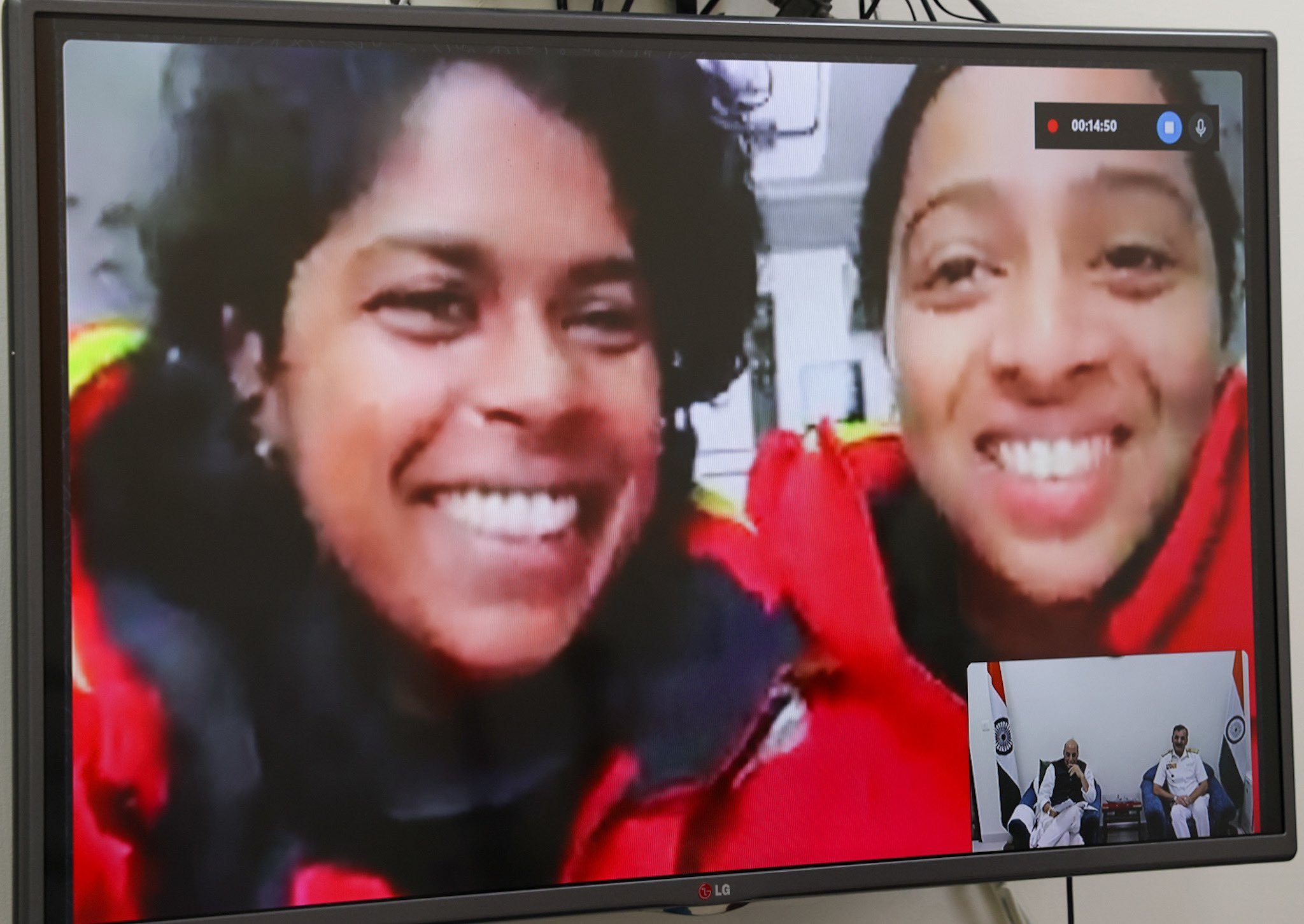 रक्षा मंत्री राजनाथ सिंह ने नाविका सागर परिक्रमा-द्वितीय की महिला चालक दल के अधिकारियों से बातचीत की