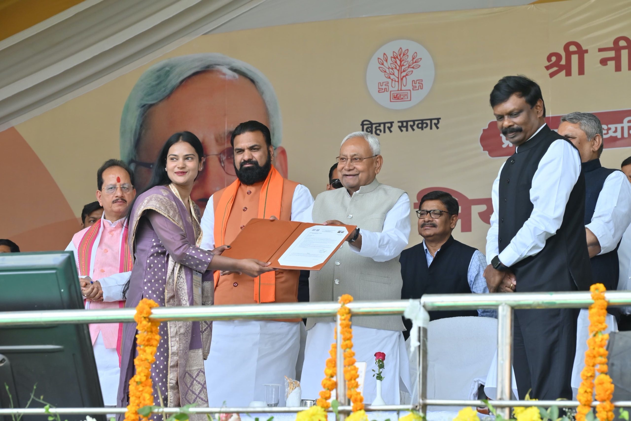 बिहारः मुख्यमंत्री नीतीश कुमार ने टीआरई के तीसरे चरण के अन्‍तर्गत नियुक्त 51 हजार से अधिक शिक्षकों को नियुक्ति पत्र सौंपा