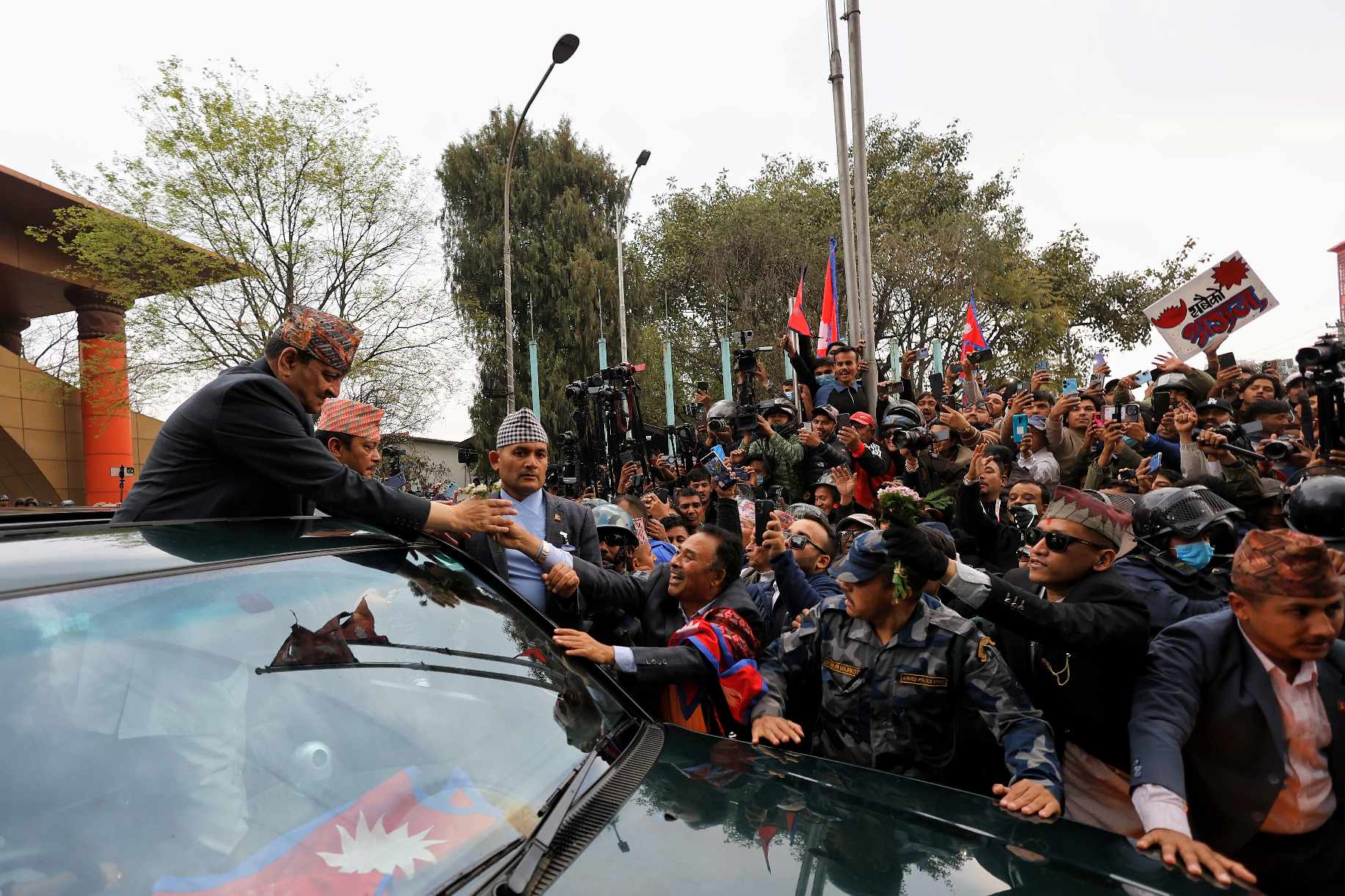 काठमांडू में हजारों लोगों ने पूर्व नरेश ज्ञानेंद्र शाह का स्वागत किया