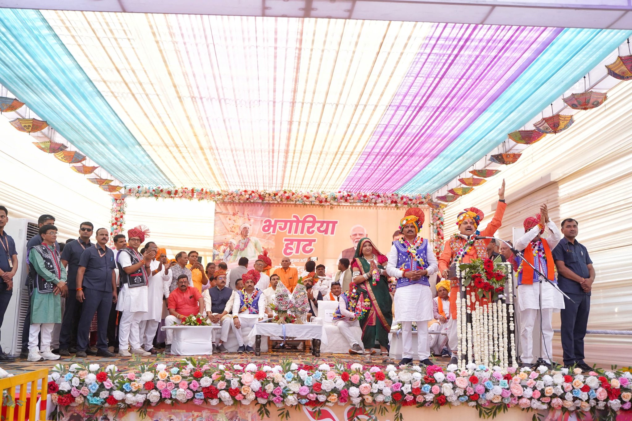 मुख्यमंत्री डॉ. मोहन यादव ने झाबुआ और बडवानी जिले में भगोरिया हाट में हिस्सा लिया