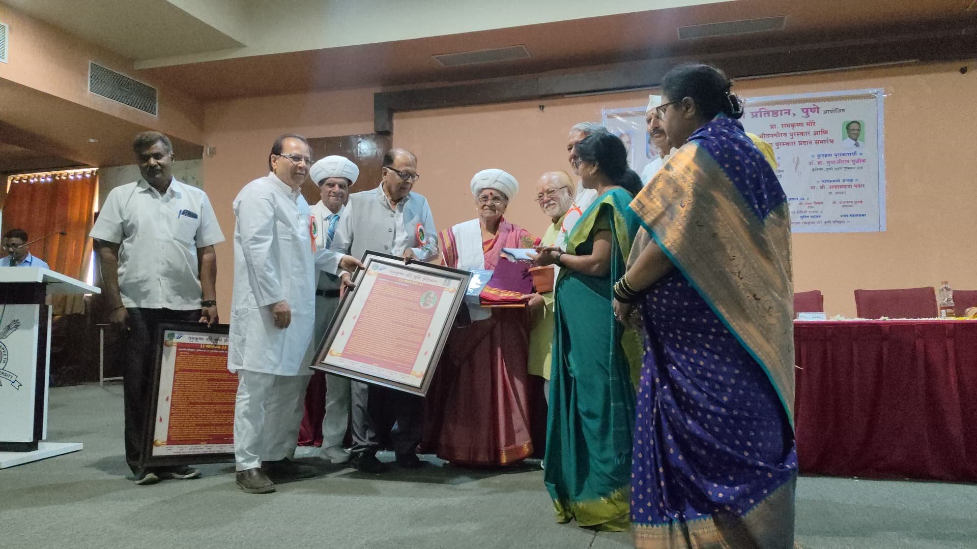 प्राध्यापक रामकृष्ण मोरे जीवन गौरव पुरस्कार ज्येष्ठ साहित्यिक डॉ. तारा भवाळकर यांना प्रदान
