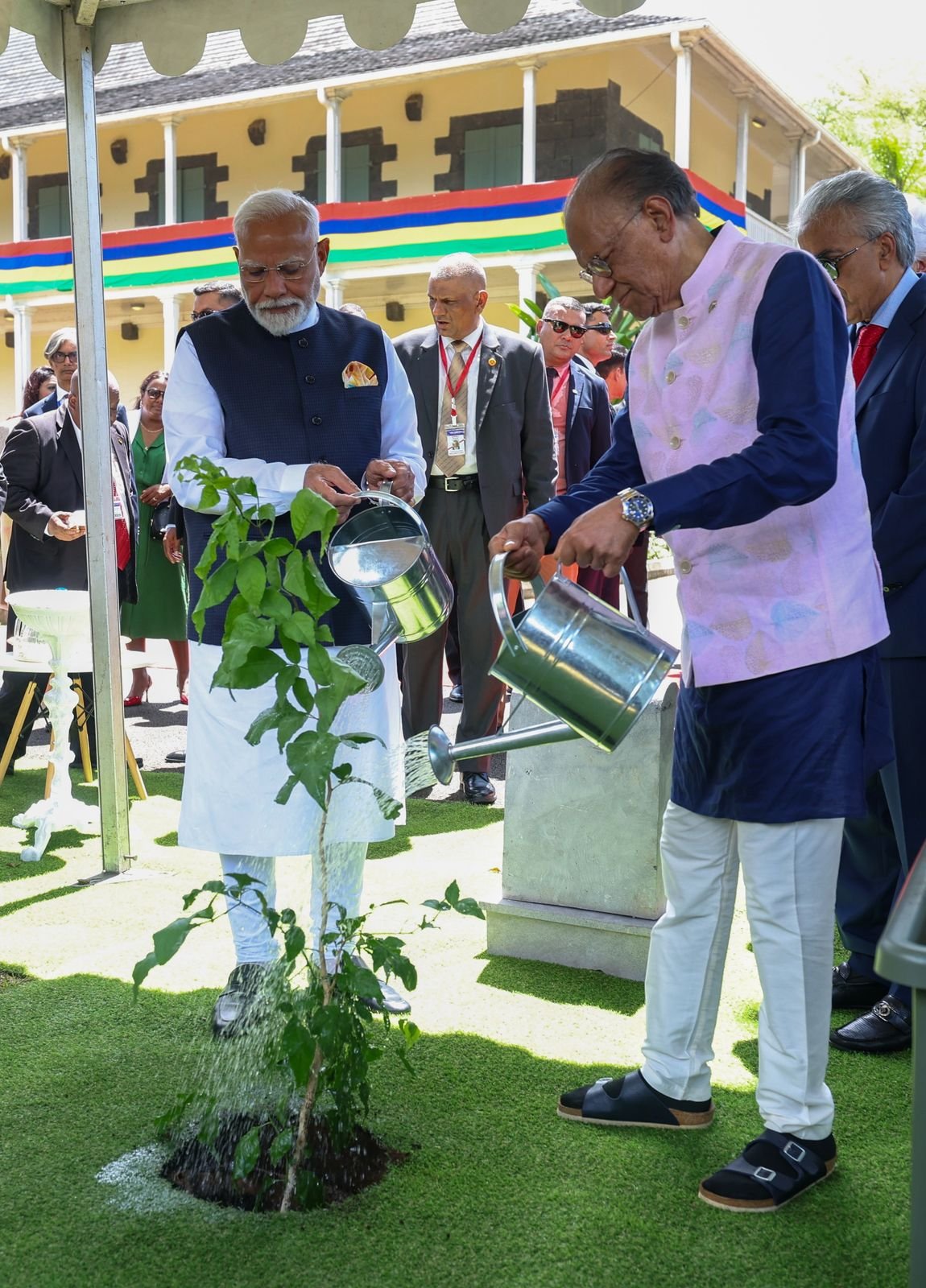 पीएम मोदी ने मॉरिशस के प्रधानमंत्री डॉ0 एन0 रामगुलाम के साथ ‘एक पेड़ माँ के नाम’ पहल के तहत पौधारोपण किया