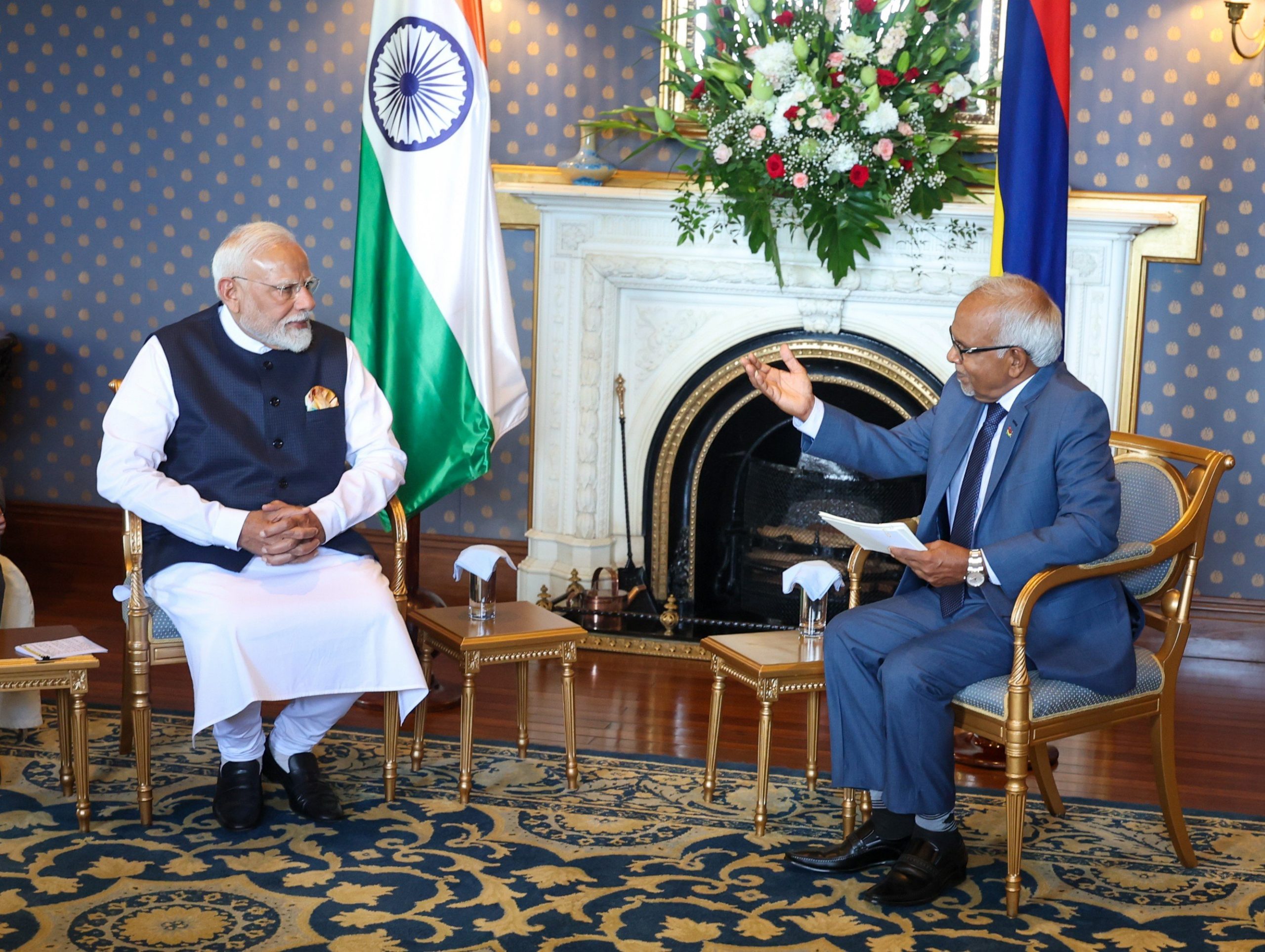 प्रधानमंत्री नरेन्‍द्र मोदी ने पोर्ट लुइस में मॉरिशस के राष्ट्रपति धरम गोखूल से मुलाकात की