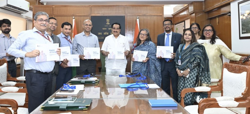 केंद्रीय मंत्री सीआर पाटिल ने “रिपल्स ऑफ चेंज: जेंडर-ट्रांसफॉर्मेटिव रूरल वाश प्रोग्राम्स इन इंडिया” नामक पुस्तक का विमोचन किया