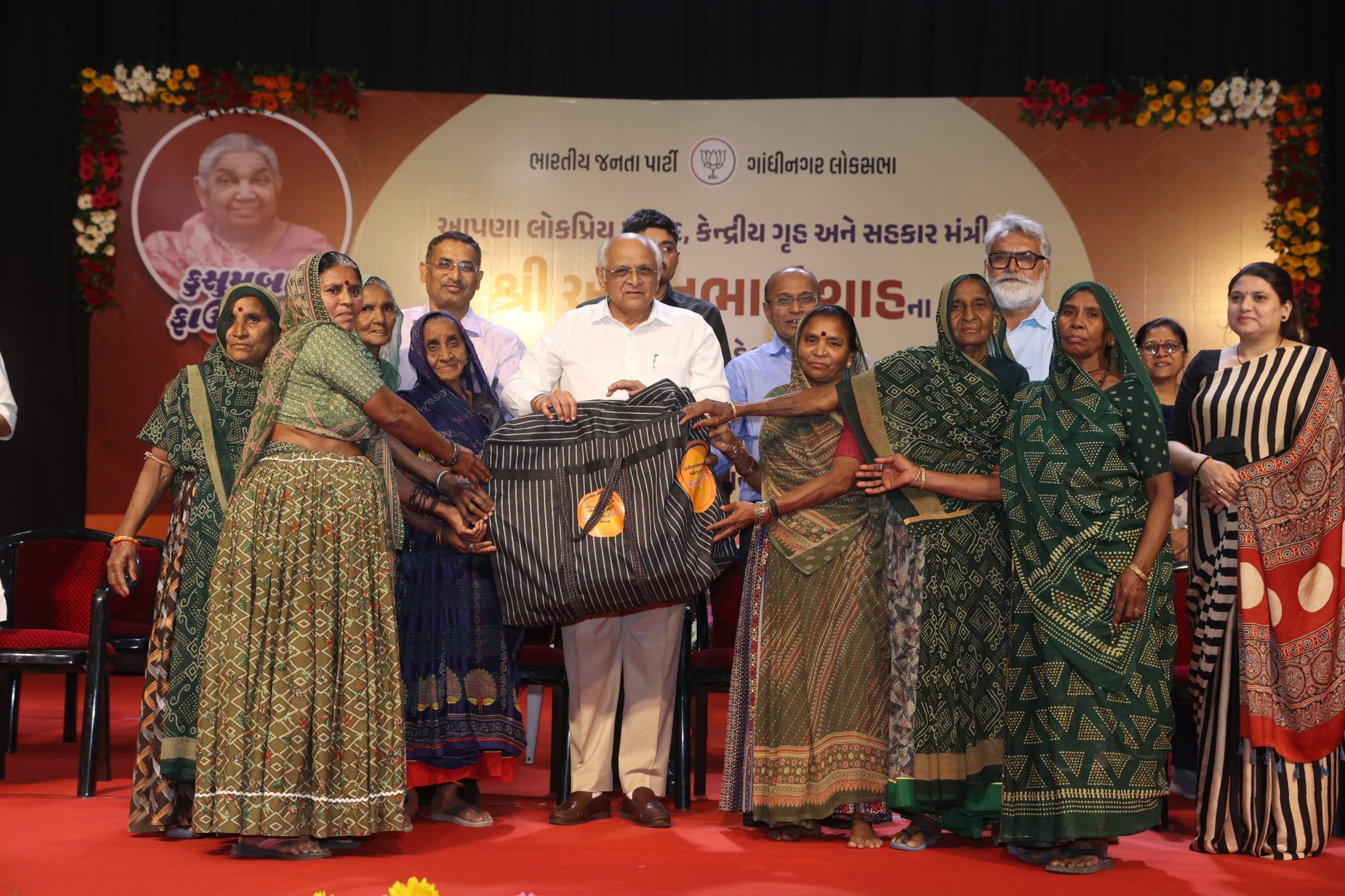 મુખ્યમંત્રીએ ઘાટલોડિયા વિધાનસભા વિસ્તારની ભજન મંડળીઓને વિવિધ સંગીત સાધનોનું વિતરણ કર્યું