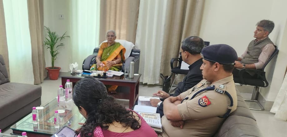 राज्यपाल आनंदीबेन पटेल ने कुशीनगर में योजनाओं की समीक्षा की