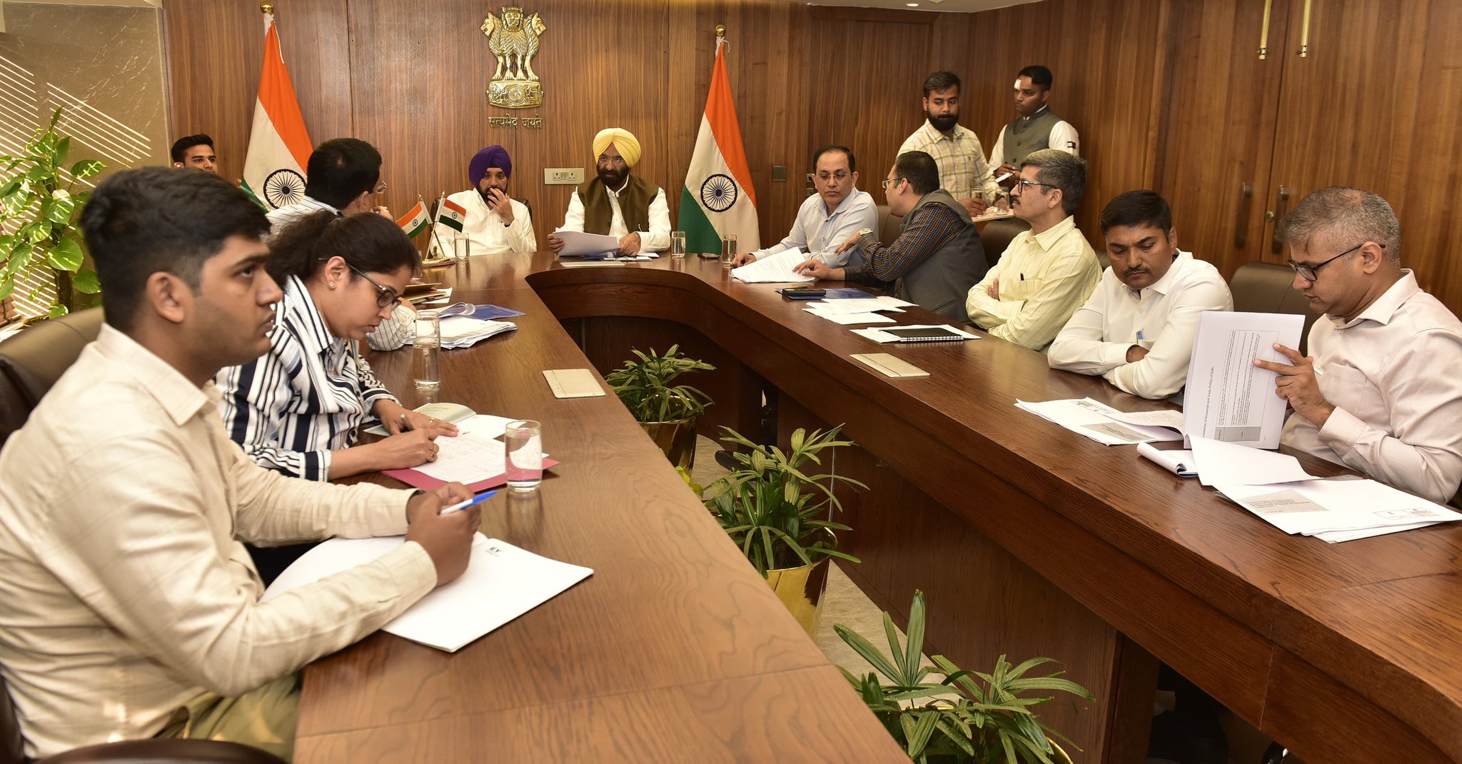 दिल्ली सरकार में मंत्री मनजिंदर सिंह सिरसा ने उद्योग विभाग के अधिकारियों के साथ समीक्षा बैठक की