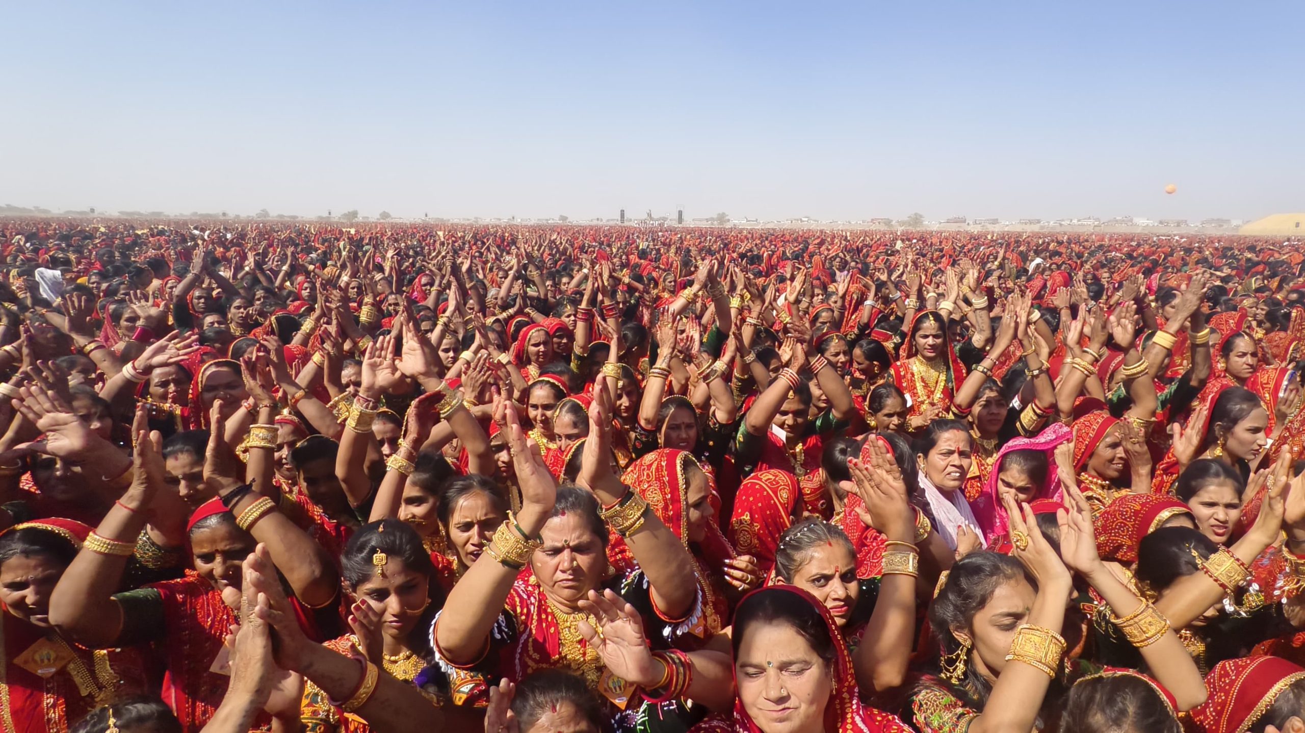 ધોલેરા તાલુકાના બાવળીયાળીમાં ગોપાલક સમાજની 75 હજારથી વધુ મહિલાઓએ હુડા રાસ રજૂ કરી વિશ્વ રેકોર્ડ સર્જ્યો હતો.
