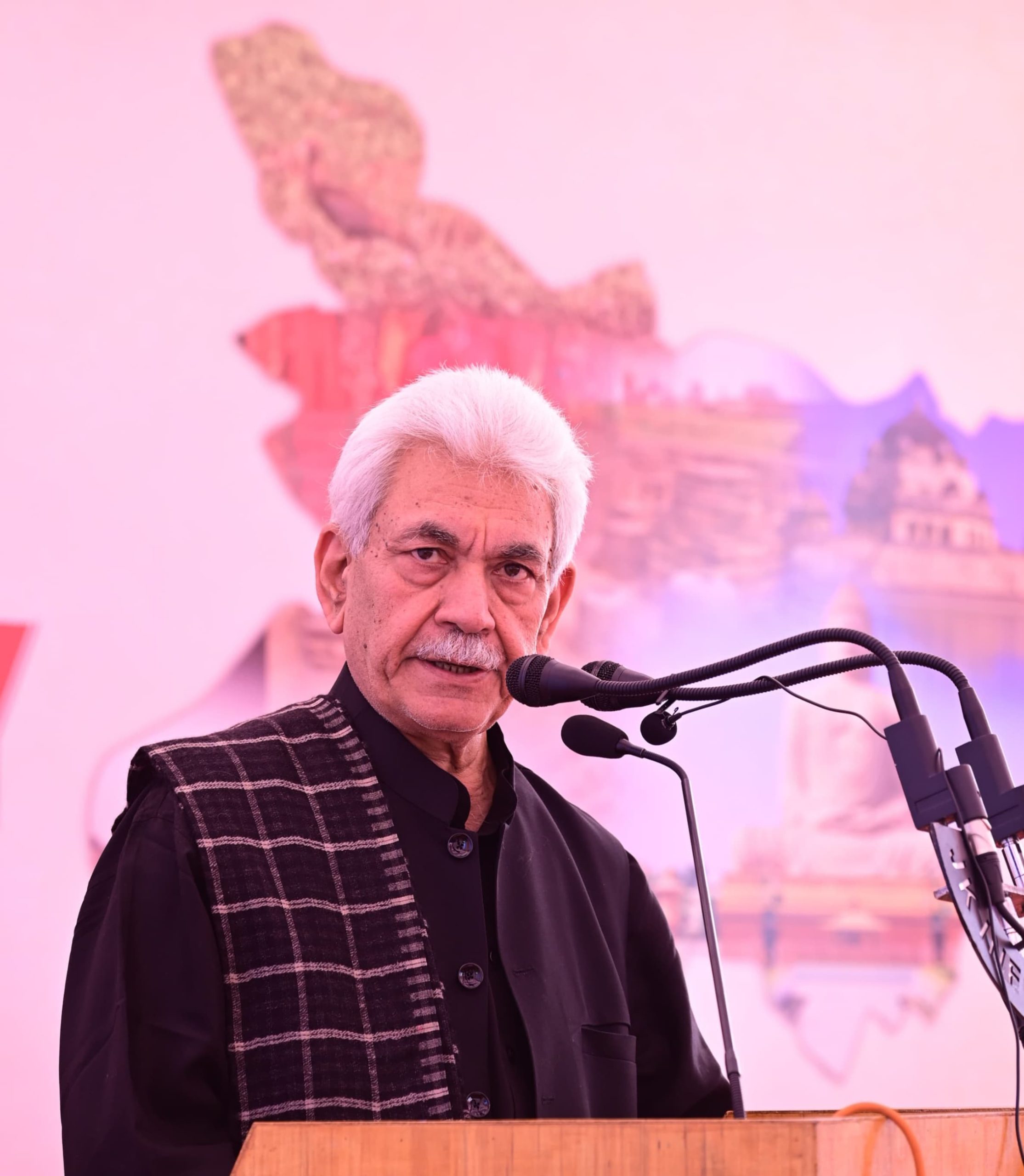जम्मू-कश्मीर के उपराज्यपाल मनोज सिन्हा राजभवन में बिहार दिवस समारोह में शामिल हुए