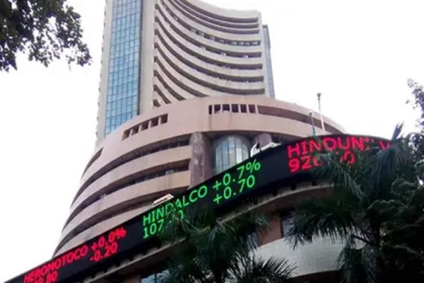 मुंबई शेअर बाजाराच्या सेन्सेक्समधे १,०७९ अंकांची वाढ
