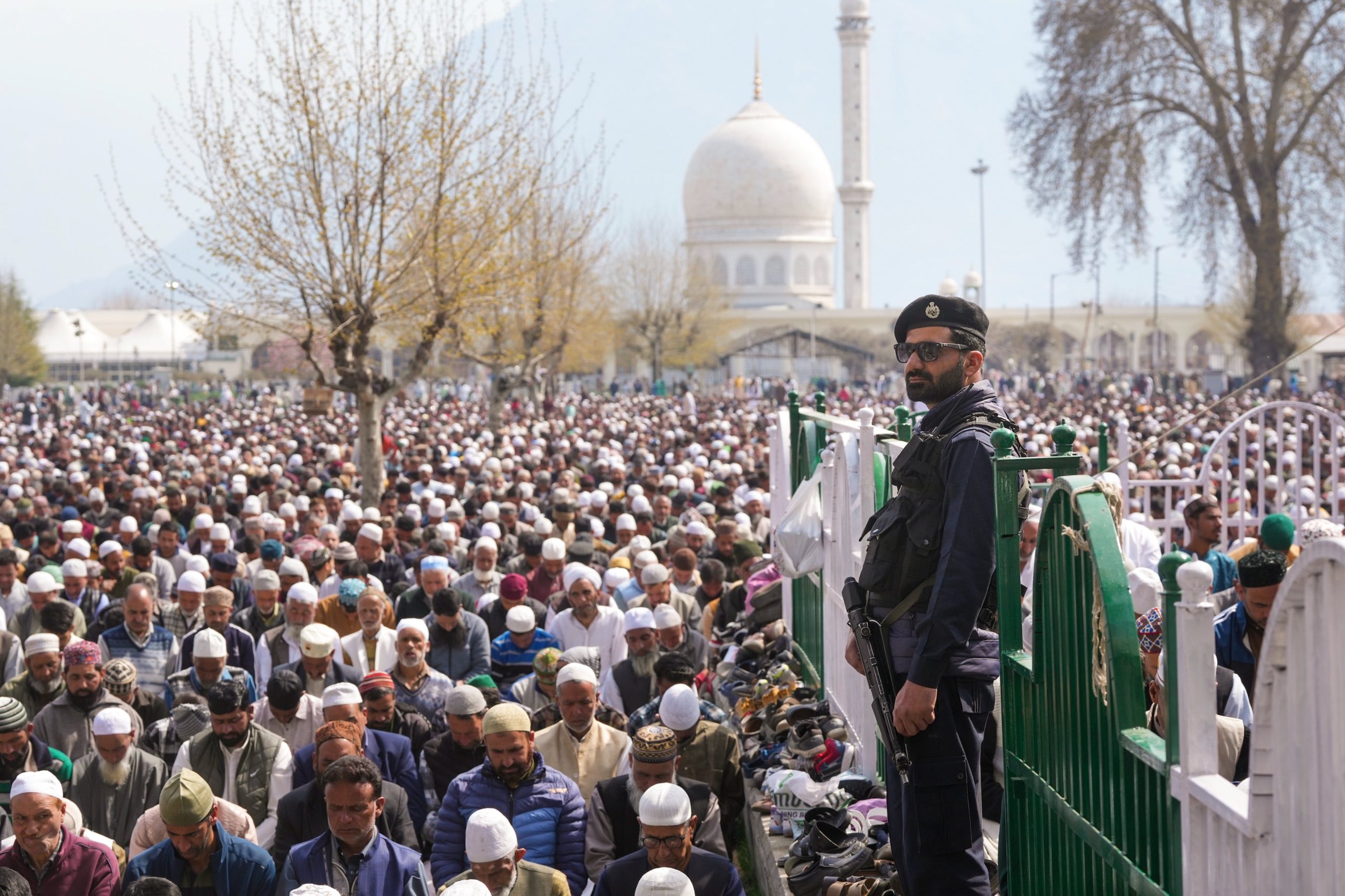 जम्मू-कश्मीर में हर्षोल्‍लाहस के साथ मनाया जा रहा है ईद-उल-फितर का त्यौहार