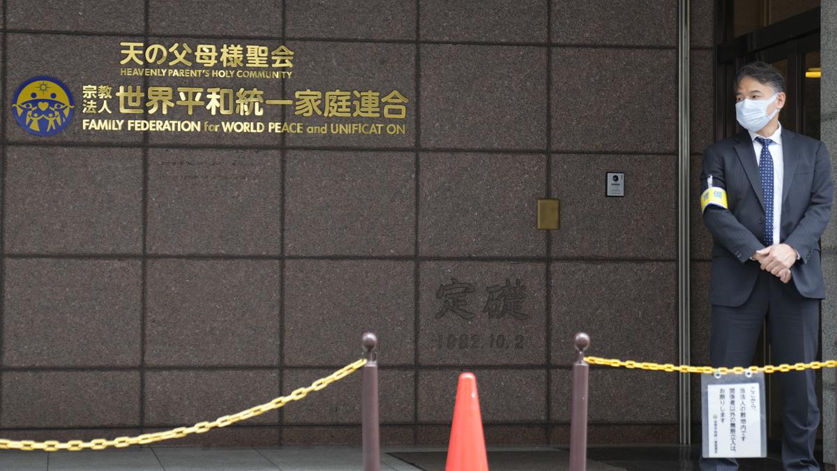 जापान: अदालत ने पूर्व पीएम शिंजो आबे की हत्या की जांच से प्रेरित सरकारी अनुरोध के बाद यूनिफिकेशन चर्च को भंग करने का आदेश दिया