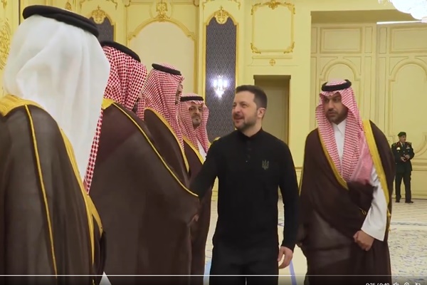 امریکہ نے اعلان کیا ہے کہ یوکرین 30 دن کی،  فوری اور عبوری جنگ بندی کی اُس کی تجویز سے متفق ہو گیا ہے اور اب یہ روس پر ہے کہ وہ اِس کا مثبت جواب دے۔