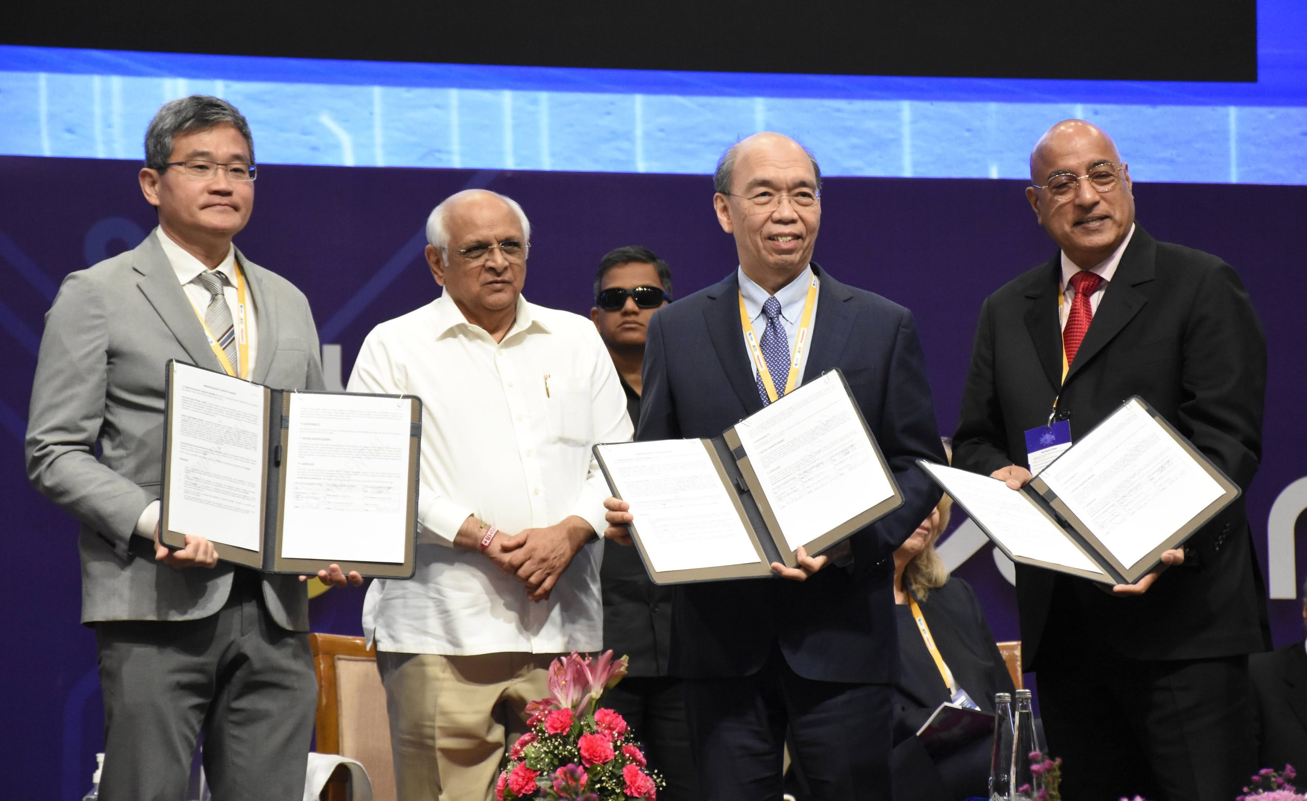 જાપાન એક્સટર્નલ ટ્રેડ ઓર્ગેનાઈઝેશન – જેટ્રોના વડાએ મુખ્યમંત્રીને આ વર્ષે જાપાનમાં યોજાનારા ટેકનૉ એક્સપો માટે આમંત્રણ આપ્યું.