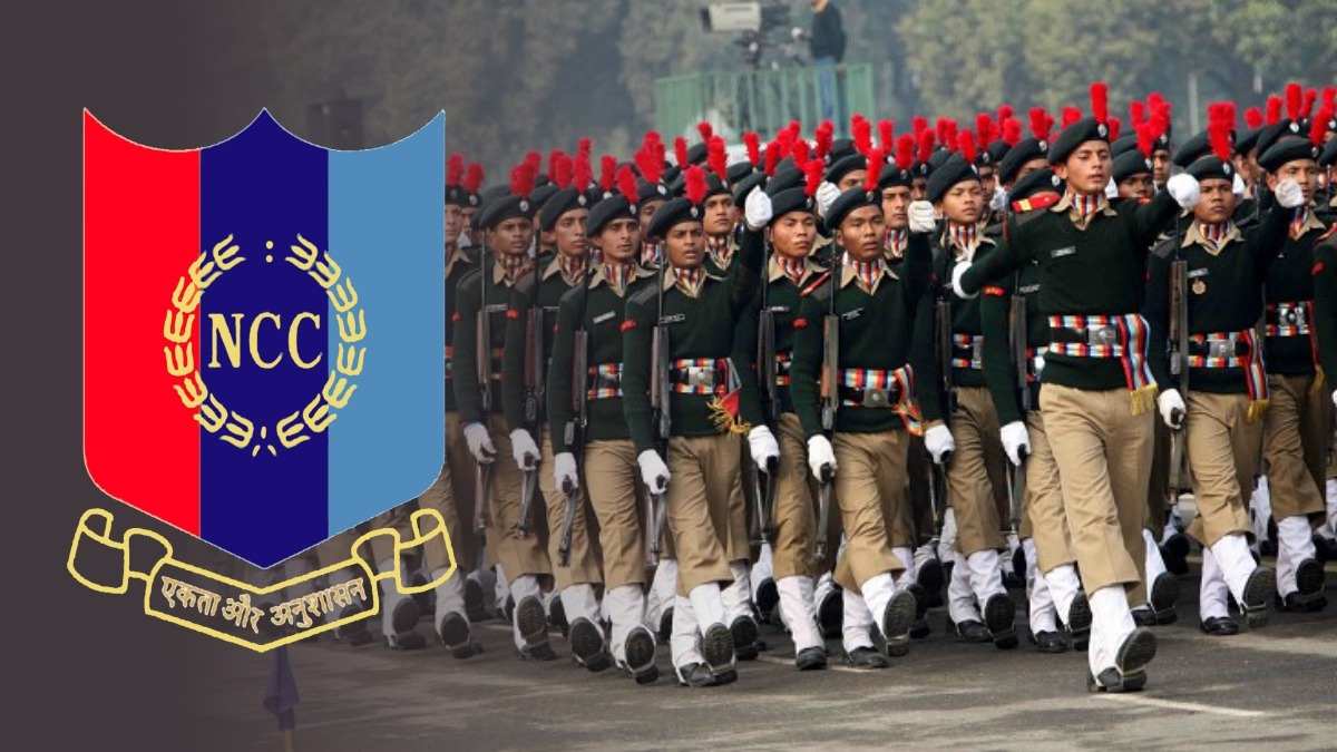 गणतंत्र दिवस परेड नई दिल्‍ली में भागीदारी करने वाले पुदुचूरी के NCC के विद्यार्थियों को आज राजभवन में किया गया सम्‍मानित