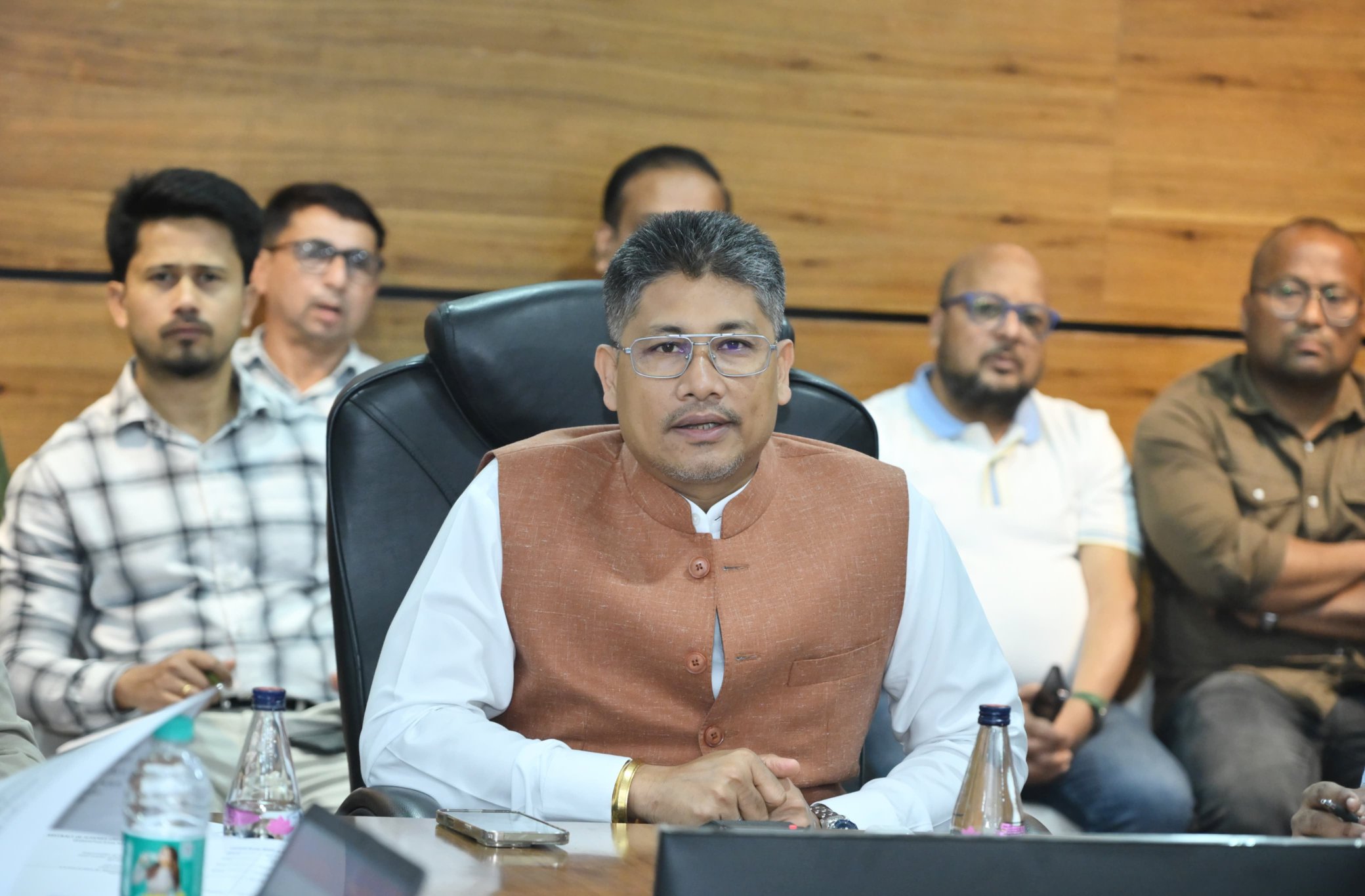 জলসম্পদ বিভাগৰ বিষয়া-কৰ্মচাৰীেৰ মন্ত্ৰী পীাযুষ হাজৰিকাৰ বৈঠক