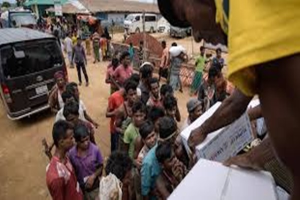 غذا سے متعلق عالمی پروگرام WFP نے کہا کہ اقوامِ متحدہ، بنگلہ دیش میں روہنگیا پناہ گزینوں کو ملنے والی ماہانہ غذائی امداد میں کٹوتی کرکے اسے اپریل سے 12 اعشاریہ پانچ ڈالر فی ماہ سے گھٹا کر 6 ڈالر فی ماہ کردے گا۔