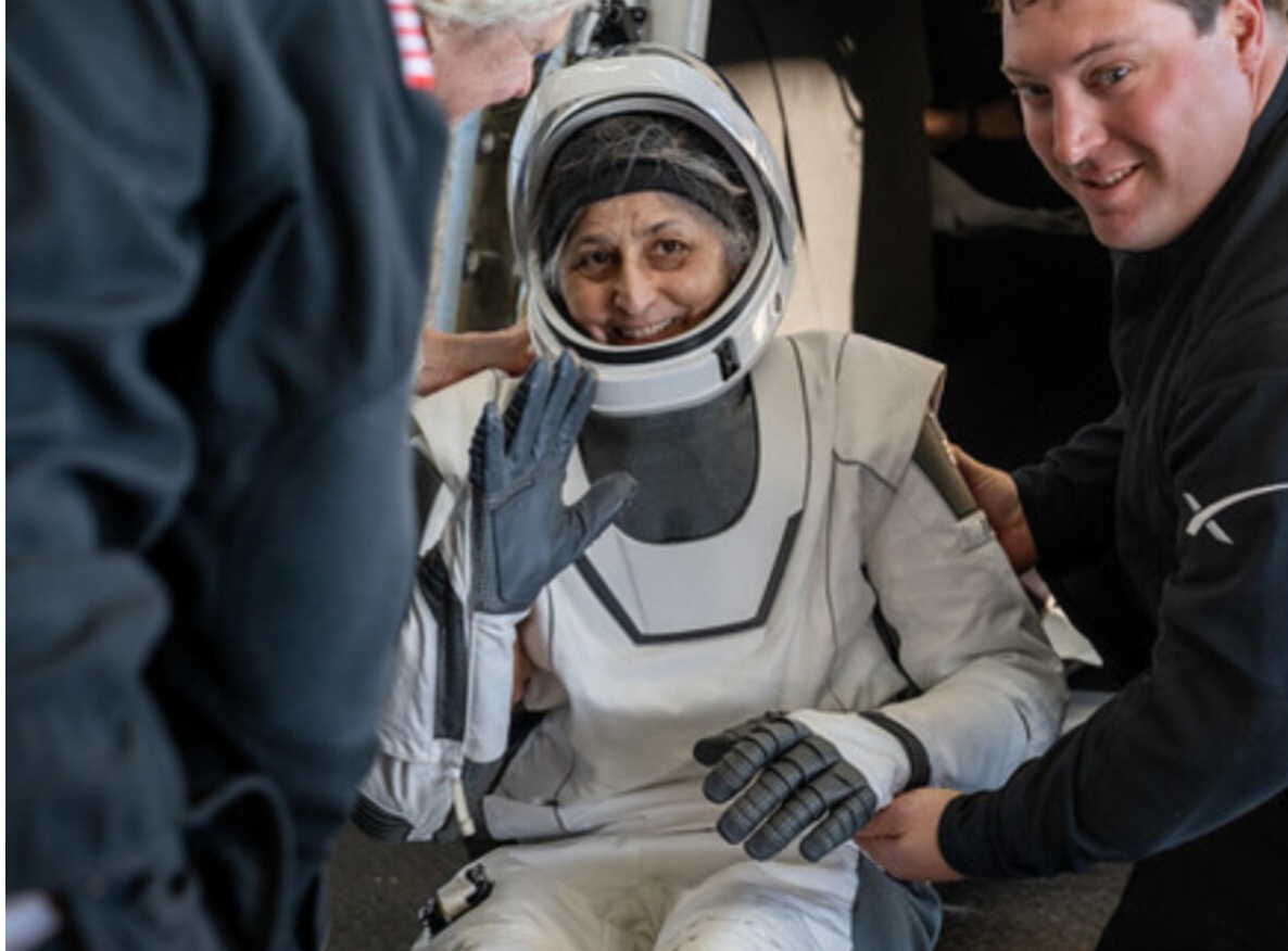 नासा की अंतरिक्ष यात्री सुनीता विलियम्स और क्रू-9 के अन्य सदस्य 9 महीने अंतरिक्ष में फंसे रहने के बाद पृथ्‍वी पर लौटे