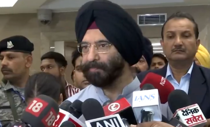 दिल्‍लीः पर्यावरण मंत्री मनजिन्‍दर सिंह सिरसा ने वायु प्रदूषण की समस्‍या को सुलझाने के लिए अधिकारियों के साथ बैठक की