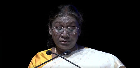 राष्ट्रपति द्रौपदी मुर्मु ने नई दिल्ली में राष्ट्रपति भवन में आठवें विजिटर्स पुरस्‍कार प्रदान किए