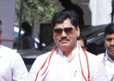 महाराष्ट्र के खाद्य, नागरिक आपूर्ति और उपभोक्ता संरक्षण मंत्री धनंजय मुंडे ने मुख्यमंत्री देवेंद्र फडणवीस को सौंपा अपना इस्तीफा
