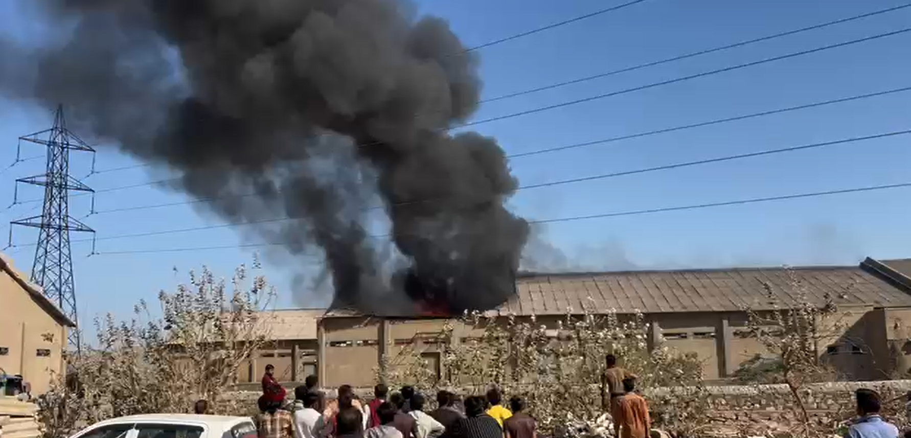 સુરેન્દ્રનગર જિલ્લાના થાનમાં ગોડાઉનમાં આગ લગતા આશરે 50 હજાર કિલોથી વધુ મગફળીનો જથ્થો બળીને ખાખ થયો હતો.