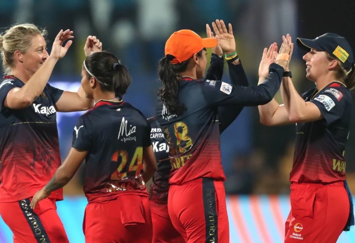लखनऊ में महिला प्रीमियर लीग क्रिकेट में वर्तमान चैंपियन रॉयल चैलेंजर्स बैंगलुरु आज शाम साढ़े सात बजे से मुकाबला यूपी वॉरियर्स से होगा