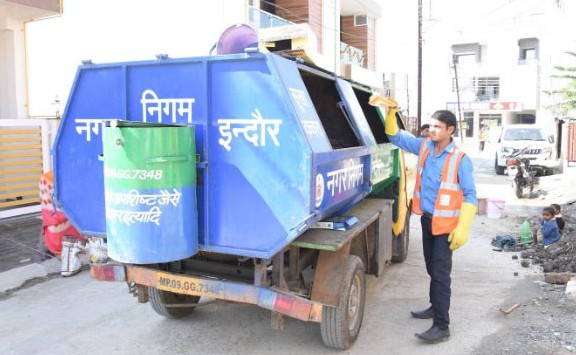 इंदौर नगर निगम देश के अन्य शहरी स्थानीय निकायों के साथ कचरा प्रबंधन के लिए तैयारः आयुक्त -
