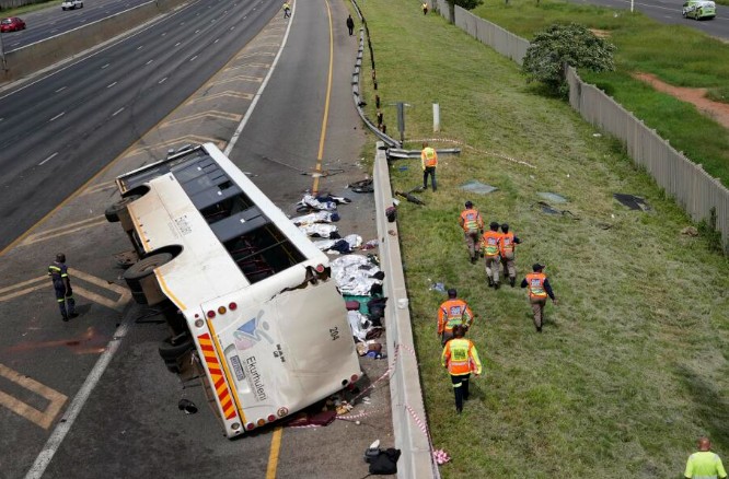 दक्षिण अफ्रीका के जोहान्सबर्ग में एक बस के पलटने से 12 लोगों की मौत