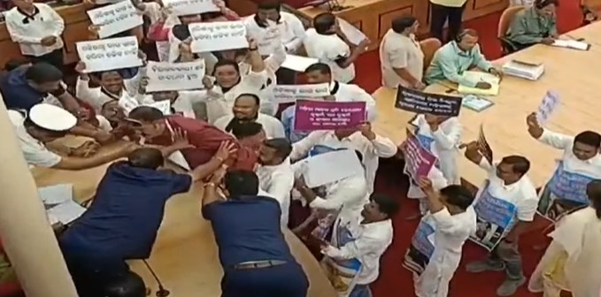 ओडिशा विधानसभा में भाजपा और कांग्रेस के सदस्यों के बीच भिड़त