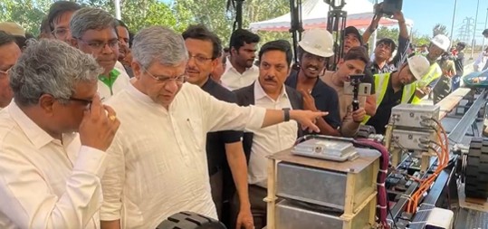 सरकार ने रेल बुनियादी ढांचे में सुधार और यात्रियों को आरामदायक और सस्ती यात्रा प्रदान करने के लिए कई कदम उठाएः अश्विनी वैष्णव
