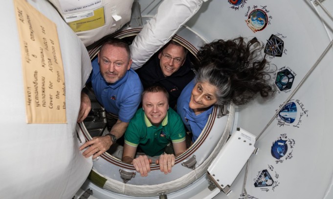 अंतर्राष्ट्रीय अंतरिक्ष-स्टेशन पर फंँसे हुए बुच विल्मोर और सुनीता विलियम्स आज रात पृथ्वी पर लौट आएंँगेः नासा