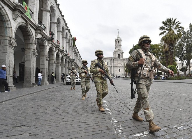 पेरू में राष्ट्रपति-शासन की घोषणा के बाद, सैनिक-तैनाती के आदेश