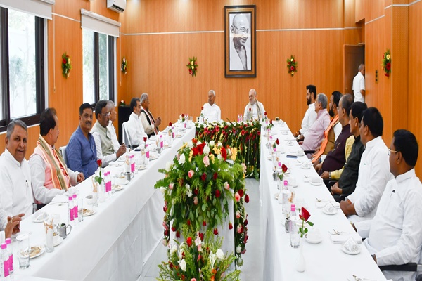 বিহার সফরের শেষ পর্যায়ে,  কেন্দ্রীয় স্বরাষ্ট্র মন্ত্রী আজ পাটনায় এনডিএ-র পাঁচ শরিক দলের নেতাদের সঙ্গে একটি বৈঠক করেন।