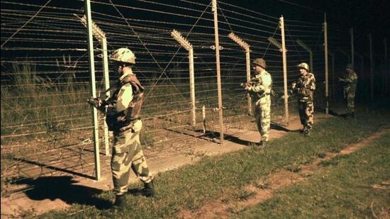 અમૃતસરમાં ગઇકાલે ભારત-પાકિસ્તાન સરહદે  સુરક્ષા દળ દ્વારા  એક પાકિસ્તાની ઘુસણખોર ઠાર મરાયો છે.