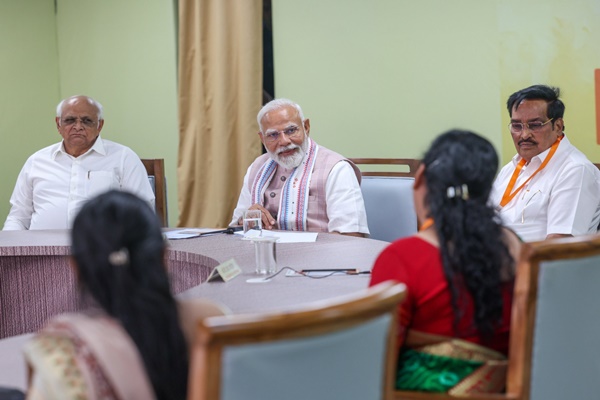 وزیر اعظم نریندر مودی نے گجرات کے نَوساری میں لکھپتی دیدی سمیلن کے دوران ڈھائی لاکھ سے زیادہ خواتین کو 450 کروڑ روپے تقسیم کیے