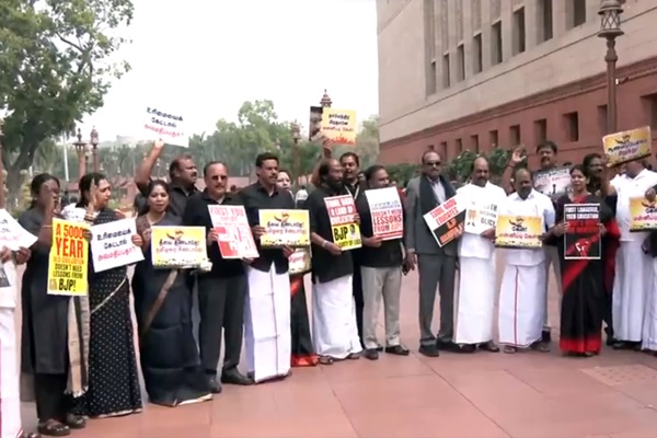 राष्ट्रीय शिक्षा नीति और तीन भाषाओं के मुद्दे पर डीएमके सांसदों ने संसद के बाहर किया विरोध प्रदर्शन