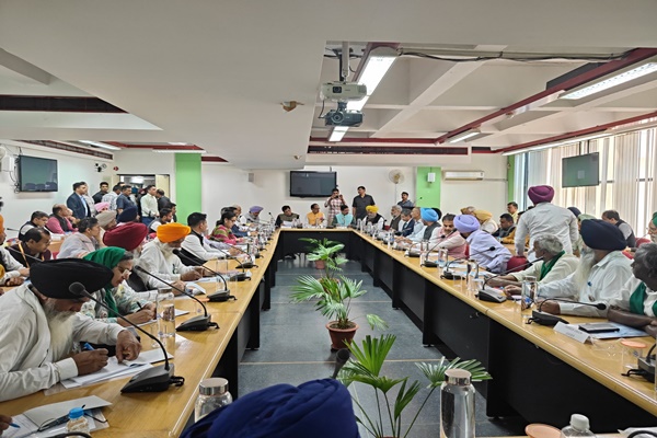 पंजाब के प्रदर्शनकारी किसानों और केंद्र तथा राज्य सरकार के प्रतिनिधियों के बीच चंडीगढ़ में वार्ता फिर शुरू