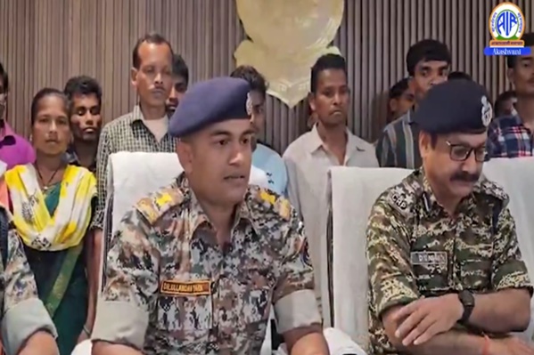 ছত্তিশগড়ের বিজাপুর জেলায় ২২ জন নক্সাল আত্মসমর্পণ করেছে।