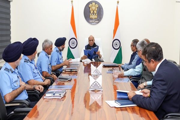 रक्षा सचिव ने रक्षा मंत्री राजनाथ सिंह को भारतीय वायु सेना की क्षमता वृद्धि के लिए अधिकार प्राप्त समिति की रिपोर्ट प्रस्तुत की